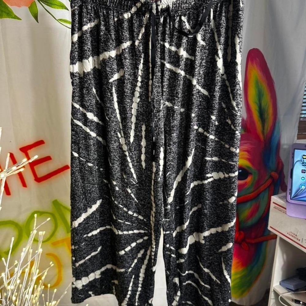 B70. DKNY black and white tie-dye pants Size M